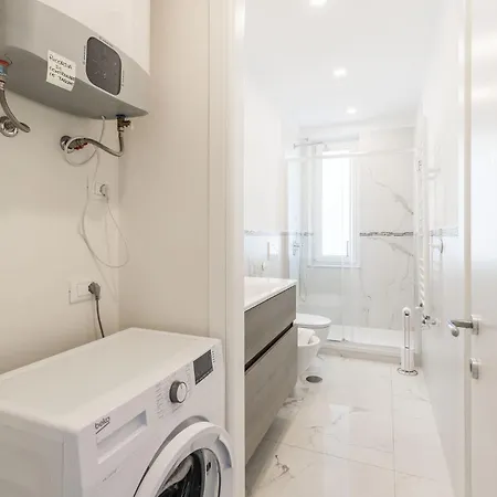 Apartment White And Grey Levanto