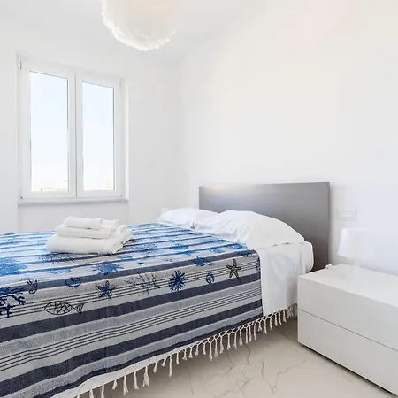Apartment White And Grey Levanto