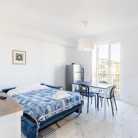 White And Grey Appartement Levanto